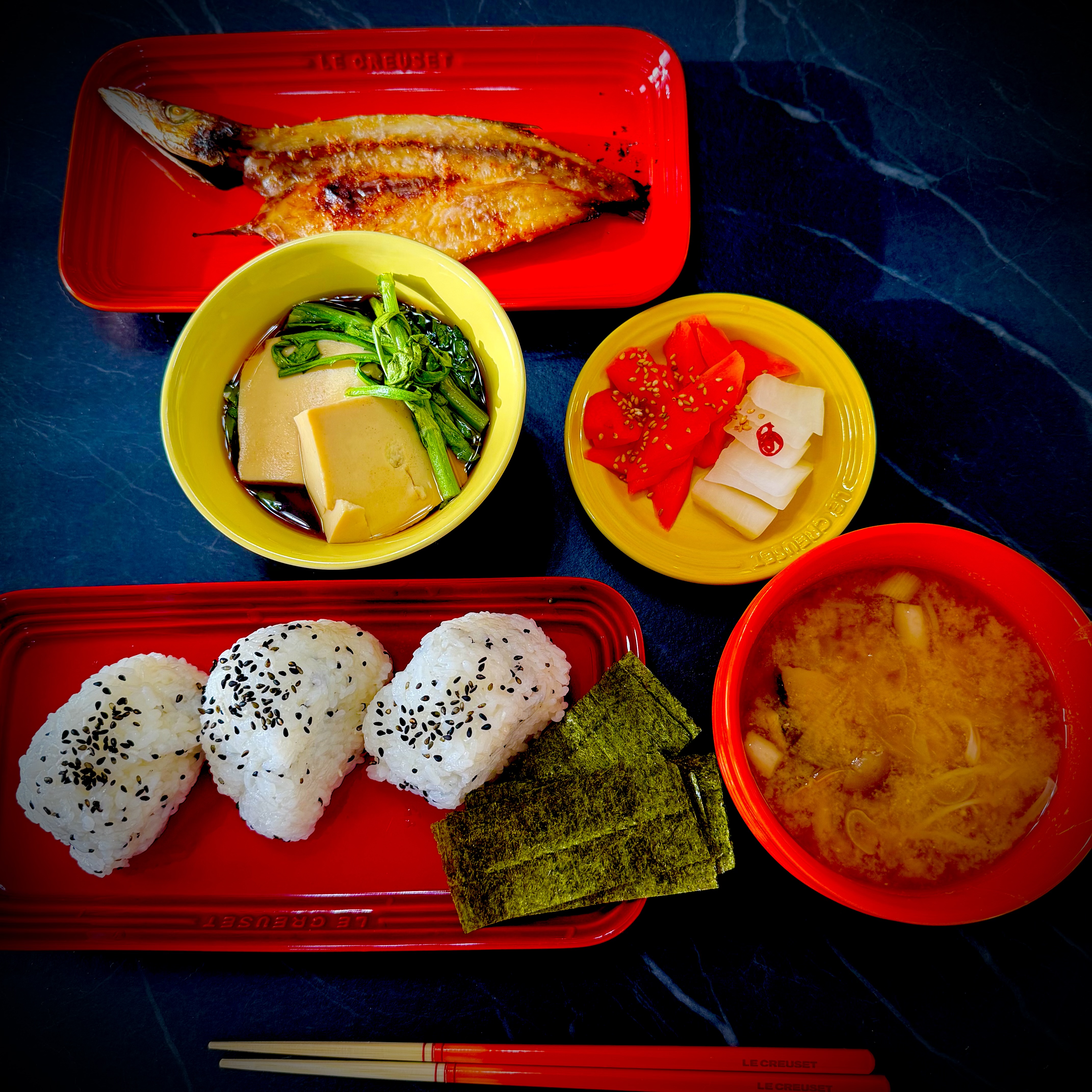 おにぎりと焼き魚の定食